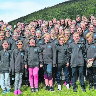 Ein zerrissenes Navajo - Die Hela-Schar verbachte eine aufregende Woche im Wallis. Bild: zg