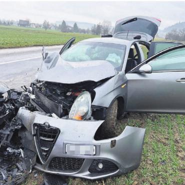 Beim Überholen nicht aufgepasst - Die Kollision war heftig, beide Fahrzeuge erlitten Totalschaden, beide Lenker blieben aber unverletzt. Bild: pz
