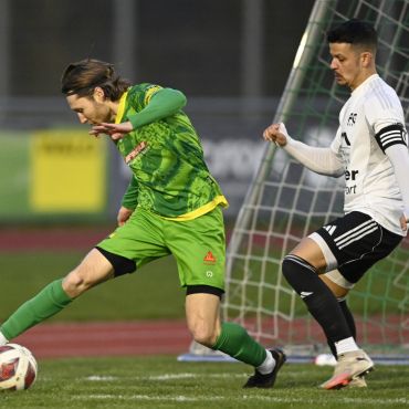 Fussball: Mutschellen im Aargauer Cupfinal - Roger Pfyl (links) und der FC Mutschellen setzen sich gegen Simone Parente (rechts) und den FC Muri durch und stehen im Cupfinal. Bild: Alexander Wagner