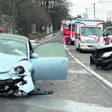 Verletzte und Sachschaden - Nach der Kollision musste die Strasse für rund zwei Stunden gesperrt werden. Bild: pz