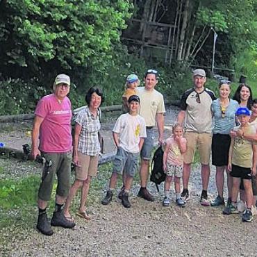 Neuenburger Jura entdeckt - Die Naturfreunde versammeln sich für ein Gruppenfoto vor dem Naturfreundehaus. Bild: zg