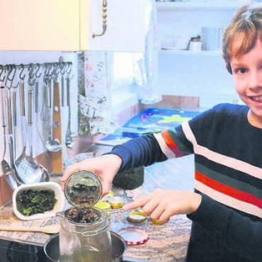 Robin Meyer holt sich den Award - Im letzten Winter wurde die Küche der Familie zum Labor. Aus verschiedenen Kräutern stellt Robin Meyer Salben her. Bilder: zg/Archiv