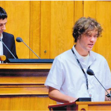 Demokratie zum Mitspielen - Einmal im Nationalratssaal am Rednerpult stehen – fast alle Schülerinnen und Schüler stellten sich der Herausforderung.