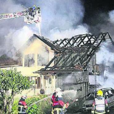 Brand zerstört Einfamilienhaus - Drei Feuerwehren standen im Einsatz, um das Feuer unter Kontrolle zu bringen. Bild: pz