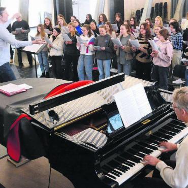 Freude am Gesang wecken - Die beiden Musik- und Gesangslehrer Walter Siegel und Beat Wälti (am Klavier) proben derzeit intensiv mit dem Chor der Kanti für das Austauschprojekt. Bild: Chregi Hansen