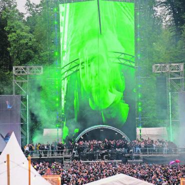 Tanzabenteuer im Schlamm - Spektakulär: Die 28 Meter hohe LED-Screen-Wand bot eine eindrucksvolle Lichtshow. Wie hier bei der Performance von Ben Böhmer. Bilder: Stefan Hotz (5) / Sabrina Salm (4)