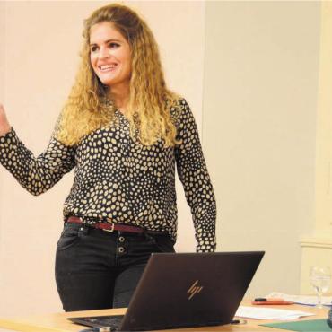 Mehr aufeinander hören - Mit ihrer frischen und direkten Art und ihrem Wallisertiitsch begeisterte Sarah Gigandet die Zuhörer und Zuhörerinnen in Hägglingen. Und machte ihnen Mut, sich weiter für die Kirche einzusetzen. Bild: Chregi Hansen
