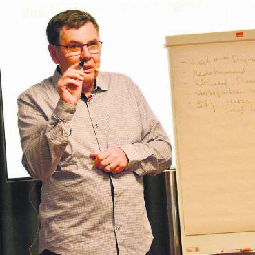 In Eigenregie aus dem Leben treten - Gross ist das Interesse am Thema Sterben – deshalb geht René Kuhn auch geduldig auf die vielen Fragen ein. Bild: Celeste Blanc
