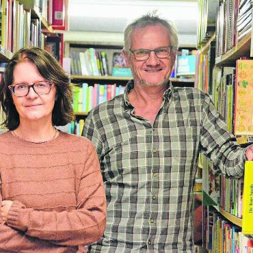 Aus Liebe zum Buch - Tausend Bücher beherbergt die Buchbrocki in Muri. Einen Überblick haben Roland Stöckli und Petra Siegrist, die seit anderthalb Jahren im Laden arbeitet. Bild: Celeste Blanc