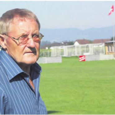 «Ein wahrer Fussball-Gentleman» - Ernst Geissmann auf seiner geliebten Zinsmatten, der Heimat des FCH. Bild: Archiv/dm