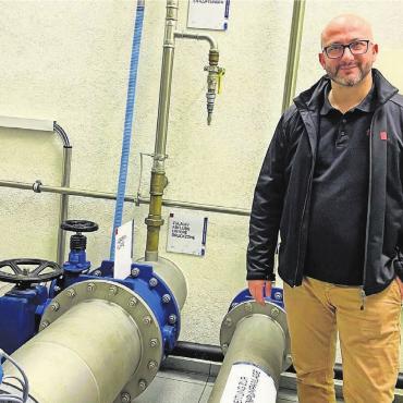 Moderne Verteilzentrale - Giovanni Romeo neben der Hauptleitung, an der auch die Durchflussmenge gemessen wird. Bilder: Walter Minder / zg
