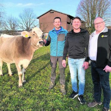 Freiamt als Hochburg - Siegerrind «Britta», präsentiert durch (von links): Züchter Adi Odermatt, Spender Sandro Vollenweider und Gabenchef Alois Odermatt. Bild: zg