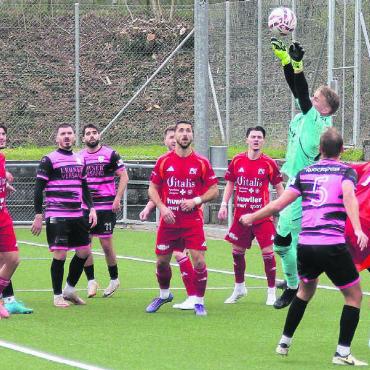 Gut gekämpft und doch verloren - Muri-Goalie Bryan Huber war oftmals gefordert. Das 1:2 fällt wie hier bei einer Standardsituation. Bild: Patrick Fischer