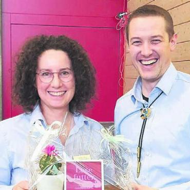Zwei neue Ehrenmitglieder - Der Präsident Markus Mathis verabschiedete die zurücktretende Jolanda Meier aus dem Vorstand. Bild: zg