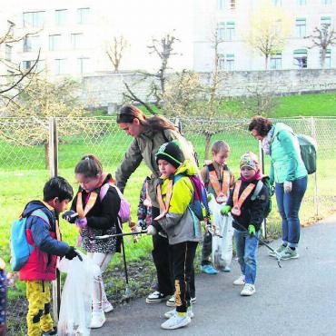 Zigaretten, Aludosen und Plastik - Bereits auf dem Schulweg Richtung alte Post werden die Kinder fündig. Bild: mo