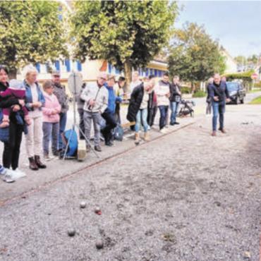 Leben ins Dorf bringen - Gespielt wurde auf dem Kiesplatz des Lindenplatzes, die Kugeln brachten die Wohler Kollegen, die Resultatanzeiger hat der Verein selbst gebastelt. Bild: chh