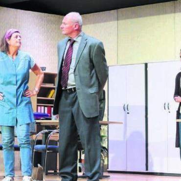 Putzfrau übernimmt das Zepter - Voller Eifer und unberührt von seiner strengen Miene ermittelt die Putzfrau bis zum bitteren Ende weiter. Sechs der acht Schauspieler: Claudia Villiger, Roland Suter, Claudia Burkart, Markus Ineichen, Martina Conrad und Brigitte Favre (von links).