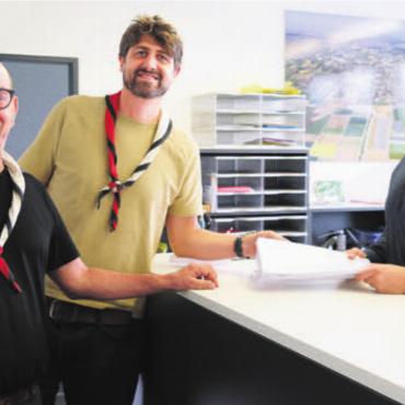 Raum für Abenteuer schaffen - Übergabe der Unterlagen an die Gemeinde (von links): Benno Kohli, Stutz Kohli Architekten; Benny Kammer, Präsident Altpfadfinder-Stiftung; Gaetano Fiscelli, Abteilungsleiter Baugesuche Gemeinde Wohlen. Bild: zg