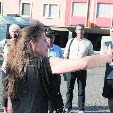 Lebensräume erhalten - Projektleiterin Isabelle Glanzmann erklärt den Aufbau und Inhalt der Wanderausstellung. Zu den aufmerksamen Zuhörern gehört auch Gemeinderat Daniel Füglistaler (Zweiter von rechts). Bild: Chregi Hansen