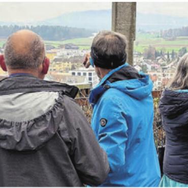 Stimmungsvoller Jahresabschluss - Die Pro-Senectute-Nordic-Walking-Gruppe Emaus genoss trotz Nebel die Aussicht. Bild: zg