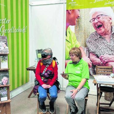 Entdecken und ausprobieren - Der Reusspark setzt bei der Betreuung und Therapie auch auf moderne Hilfsmittel. Besucher und Besucherinnen können sich am Tag der offenen Tür auch mal eine Virtual-Reality-Brille aufsetzen. Bild: zg