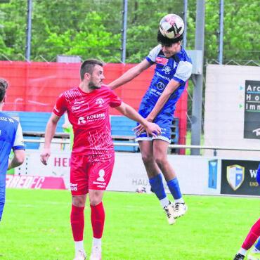 Neues Spiel, gleiche Probleme - Der 16-jährige Luca Nascimento (Mitte) gewinnt das Kopfballduell gegen Dino Babovic. Die jungen Wohler haben sich im Rahmen ihrer Möglichkeiten gut geschlagen gegen den Favoriten aus Basel. Bild: Josip Lasic