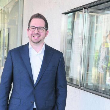 Aus zwei mach eins - An der Wand des CS-Gebäudes hängt bereits Werbung der UBS: Marktgebietsleiter David Sigrist freut sich auf seinen neuen Arbeitsplatz. Bild: Chregi Hansen