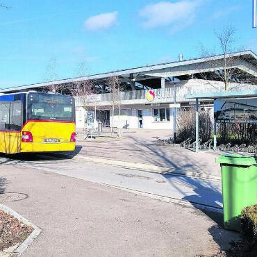 Bus fährt ohne Passagiere - Die neue Station Sportanlagen befindet sich direkt beim Eingang zur Eishalle und zur Badi. Genutzt wird sie aber nicht. Bild: Chregi Hansen