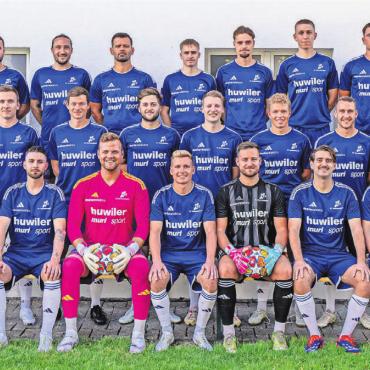 Derbys werden fehlen - FC Sarmenstorf, Saison 2024/25, hinten, von links: Yared Wasem, Samuel Furrer, Raniero Schmidli, Fatjan Hoti, Nils Bruckhoff, Taulant Morina, Jeremy Albert, Maurice Burger. Mitte: Gjon Komani, Fabian Winkler, Jeremy Iten, Rouven Spaar, Raphael Buchmann, Pascal Lindenmann, Marco Stutz, Denis Dubler. Vorne: Marc Blum (Trainer), Nesim Abdulai, Mario Bucciarelli, Silvan Sigg, Fabian Stutz, Nicolas Hofer, Yannik Hubel, Nico Gautschi, Markus Bitzi (Torwarttrainer). Es fehlen: Yanick Hofer (Co-Trainer), Jonas Furrer, Leandro Meyer, Severin Müller.