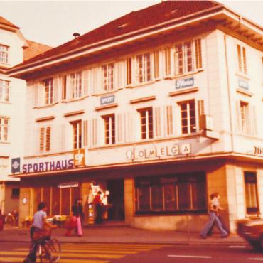 Die ewige Liebe zum Detail - So sah das Geschäftshaus früher aus: Das Sporthaus Pfister und «Strebel Uhren und Schmuck», später ist das Sportgeschäft ausgezogen und die Strebels konnten beide Hausteile übernehmen.