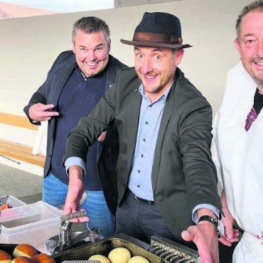 Grosse Herausforderung - Die Fasnachtsaufgabe wird eingelöst. Die Berliner-Bäcker: Röbi Wirz, Peter Wyss, Vizeammann Ruedi Schmid (v. l.).