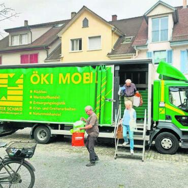 Ökimobil zu Gast - Anwohner benutzten das Ökimobil während dessen erstem Einsatz in Bremgarten rege. Hier in der Bremgarter Unterstadt.