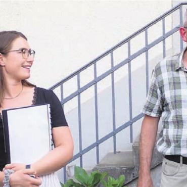 Erinnerungen werden sichtbar - Corina Haller und Daniel Güntert bereichern den Rundgang mit vielen historischen und persönlichen Anekdoten. Bild: mo