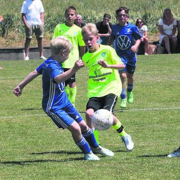Fussball, Freude und Emotionen - Der Gastgeber war mit seinen Junioren auch vertreten. Der FC Sarmenstorf (in Blau) im Spiel gegen den ISC G. Perrino aus Deutschland.