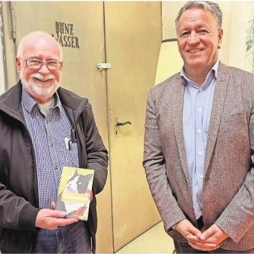 Nicht nur für Tiere tödlich - VHS-Wohlen-Präsident Bruno Breitschmid (links) mit dem neuen Krimi «Saubermann» von Autor Christof Burkard (rechts).
Bild: Walter Minder