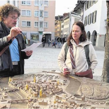 Dachs in Löwen-Fussstapfen - Franky Weber, Martina Eller und Ruth Meier (v. l.) brüten über dem brinerschen Stadtmodell. Wo wohl das nächste Etappenziel der Schnitzeljagd liegt? Zuvor will das entsprechende Rätsel entschlüsselt werden. 
Bilder: zg