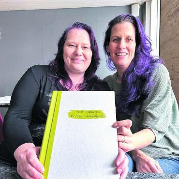 Ein Duo übernimmt - Eröffnung ist am 7. Mai. Köchin Angie Unterasinger (links) und Anja Bär (Service) sind voller Tatendrang. Bild: Stefan Sprenger