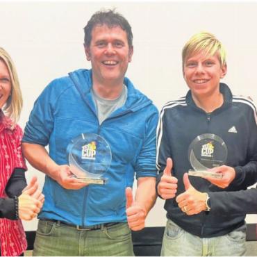 Rekordbeteiligung und ausgelassene Stimmung - Die beiden Sieger Martin Wobmann (links) und Fabio Zimmermann wurden von den OK-Mitgliedern Conny Etterlin, Pia Ingold, Esther Lattmann und Cindy Dönni ausgezeichnet (von links). Bild: zg
