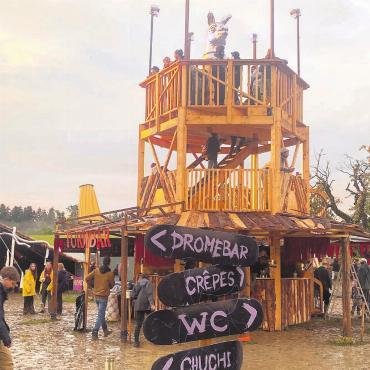 Tanz im Schlamm - Trotz schlechtem Wetter fanden viele treue «Lamaleute» ihren Weg ans Festival. Zum ersten Mal thronte der riesige Lamakopf auf dem Turm. Bilder: Samuel Seiler