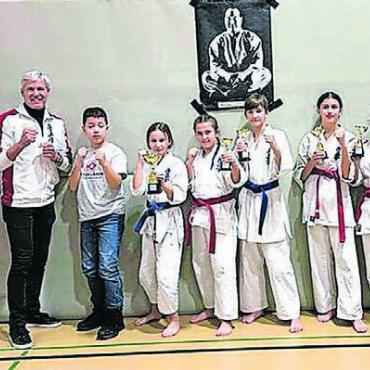 Karate-Nachwuchs in Action - Das Team des Karate-Clubs Anglikon am Kolibri-Cup (von links): Peter Hubschmid, Heinz Muntwyler, Halil Öner, Alesa Bunjaku, Almira Bajrami, Fausto Michel, Luana Alidema, Albiona Bajrami und Coach Simone Muntwyler. Es fehlt Adna Besic.