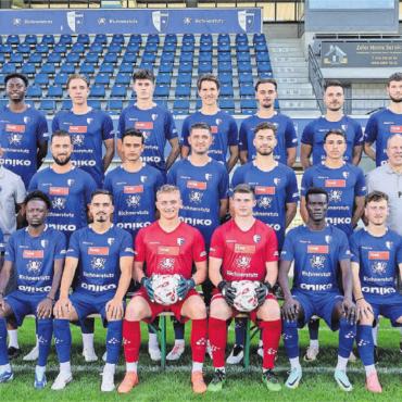 Nach vorne orientieren - FC Wohlen, Saison 2024/25, hinten, von links: Nathan Kisisa, Justin Pfister, Noah Jappert, Javi Gabathuler, Leart Haliti, Goran Karanovic, Nermin Rogentin. Mitte: Marcel Amrein (Co-Präsident), Jürgen Frömberg (Co-Präsident), Ivano Rizzo (Co-Trainer), Piu Nascimento (Trainer), Mileta Matovic, Bijan Dalvand, Alban Pnishi, Santiago Brunner, Noel Romano, Rolf Küng (Masseur), Stefan Bauer (Goalietrainer), Giovanni Grandinetti (Materialwart), Gregi Trovato (Vorstand Sport). Vorne: Luca Nascimento, Nathan Tayey, Edison Golaj, Cedric Künzli, Joel Bonarand, Sangoné Sarr, Sergio Casale, Sandi Sulejmanagic. Es fehlen: Leon Alimi, Andres Alejandro Sandoval Murillo Amara Cissé.
