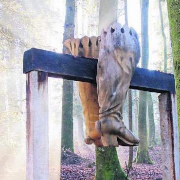 Schaurig schön, auch im Winter - Mehr Licht aus den Baumkronen lässt die Skulpturen besonders intensiv wirken – wie hier den Stiefeliryter. Bild: zg