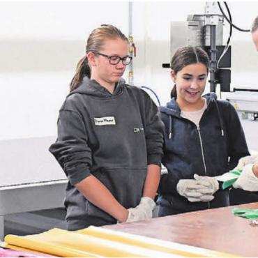 «Das klingt doch cool» - In Handschuhen an die Arbeit: Fabian Schenk, Verantwortlicher für die Ausbildung, erklärt die verschiedenen Schritte.