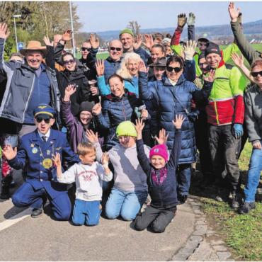 Gemeinsam zu mehr Grün - Fleissige Helferschar im Wetterglück. Die Arbeiten konnten bei Sonnenschein ausgeführt werden, das trug zur guten Stimmung bei. Bilder: Stefan Hotz