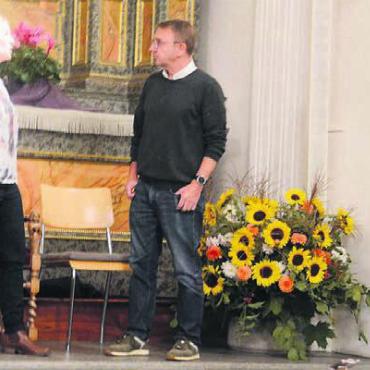Von Schicksal und Hoffnung singen - Feilen an den Details: Regisseur Wädi Koch beobachtet aufmerksam den Dialog zwischen Hanna (Janine Hegetschweiler) und ihrem Nachbarn Michael (Rolf Mettier).
