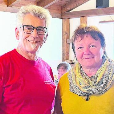 Schützehüsli ist jetzt Füürwehrstübli - Vereinspräsident Reinhard Egger und Bremgartens Hermetschwiler Stadträtin Doris Stöckli freuen sich über das neue FVB-Vereinslokal «Füürwehrstübli». Bilder: Walter Minder