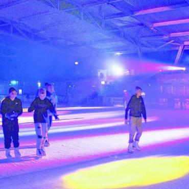 Dancing on Ice - Rund 1300 Besucher genossen während den zwei Tagen die Eisdisco im Schüwo-Park. Bild: Monica Rast