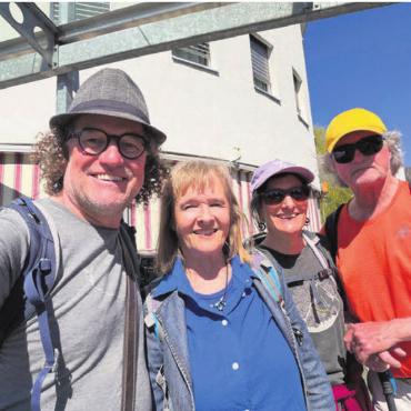 Schwelgen in schönen Erinnerungen - Wer wollte, konnte Hannes Leo Meier (links), Initiator des Projekts, auf seinem Weg begleiten. Diese Gelegenheit haben einige genutzt. Bilder: zg