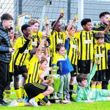 Freude für kleine Fussballer - Die U11-Junioren der Old Boys Basel konnten in der Kategorie E1 den Sieg am Auffahrtsturnier holen.