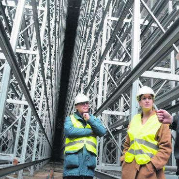 Neue Massstäbe setzen - Spannende Einblicke: Projektleiter Daniel Moser führt die Mediensprecherin Ursina Iselin und den Kommunikationsverantwortlichen Markus Werner durch die Baustelle. Und zeigt ihnen dabei auch das neue Hochregallager. Bilder: Chregi Hansen